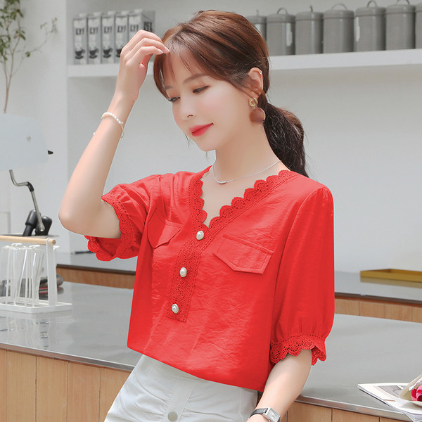 Cămașă modernă de damă cu decolteu spitz și elemente din dantelă