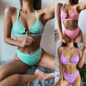 Costum de baie modern din două piese, cu bretele subțiri și decor metalic