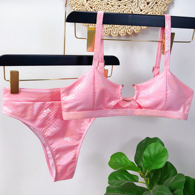 Costum de baie modern din două piese, cu bretele subțiri și decor metalic