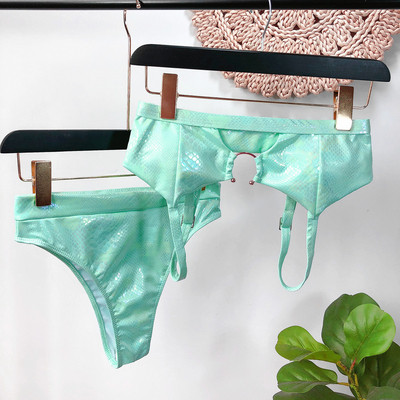 Costum de baie modern din două piese, cu bretele subțiri și decor metalic