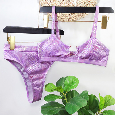 Costum de baie modern din două piese, cu bretele subțiri și decor metalic