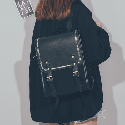 Rucsac de damă modern cu elemente metalice