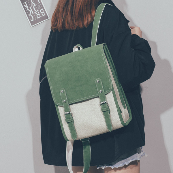 Rucsac de damă modern cu elemente metalice