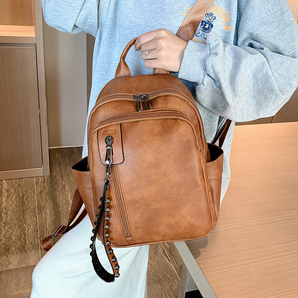 Moderna sieviešu mugursoma no eko ādas ar rāvējslēdzēju