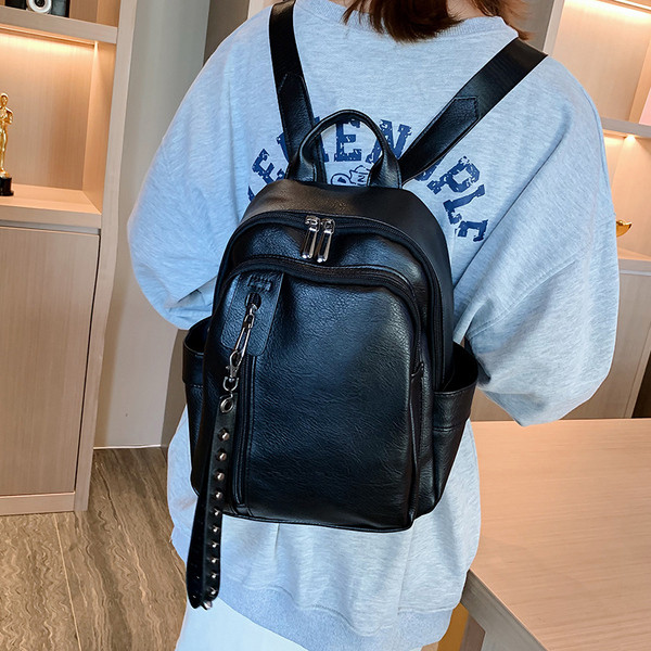 Moderna sieviešu mugursoma no eko ādas ar rāvējslēdzēju