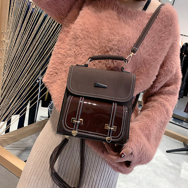 Moderna sieviešu mugursoma ar metāla elementiem