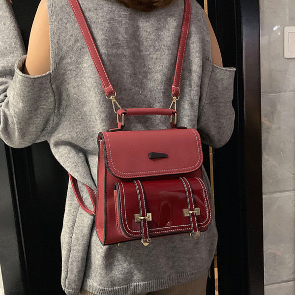 Moderna sieviešu mugursoma ar metāla elementiem