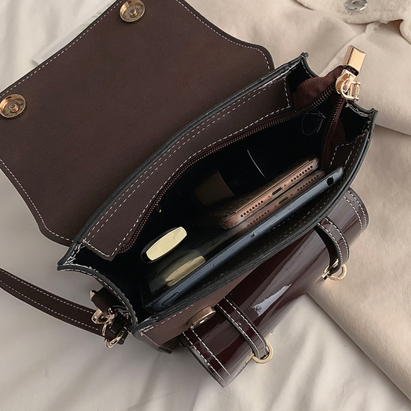 Moderna sieviešu mugursoma ar metāla elementiem