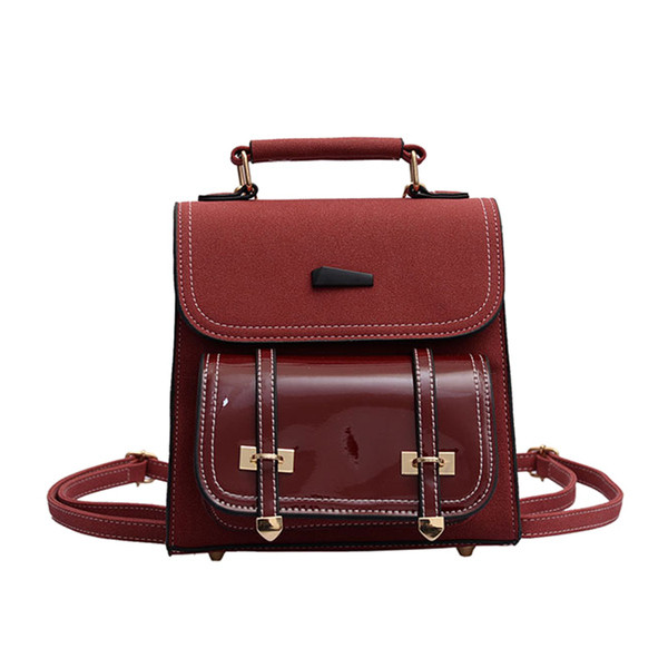 Moderna sieviešu mugursoma ar metāla elementiem