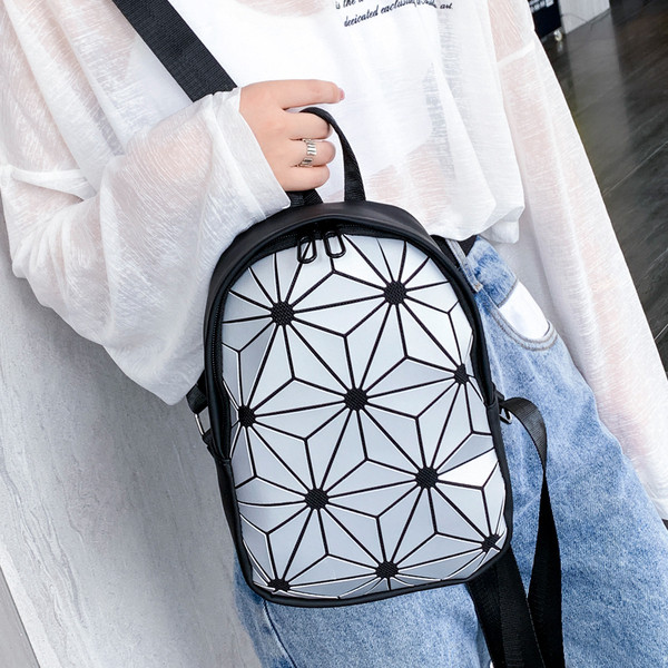 Mūsdienīga sieviešu mugursoma ar ģeometrisku elementu