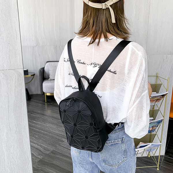 Mūsdienīga sieviešu mugursoma ar ģeometrisku elementu