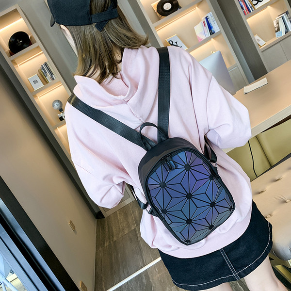 Mūsdienīga sieviešu mugursoma ar ģeometrisku elementu