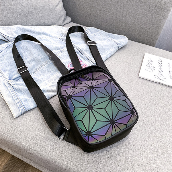 Mūsdienīga sieviešu mugursoma ar ģeometrisku elementu