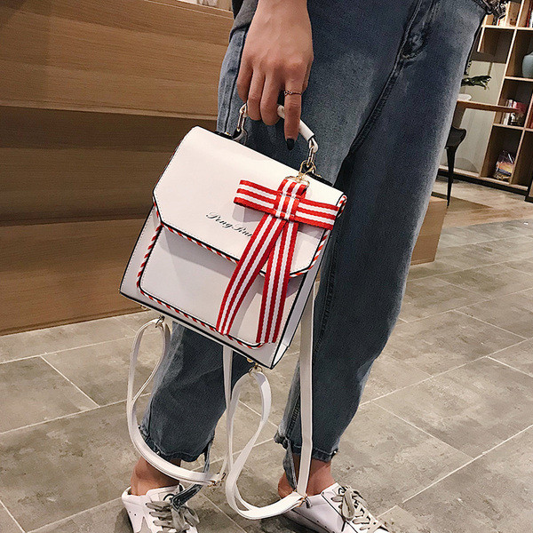 Moderna sieviešu mugursoma ar eko ādas uzrakstiem