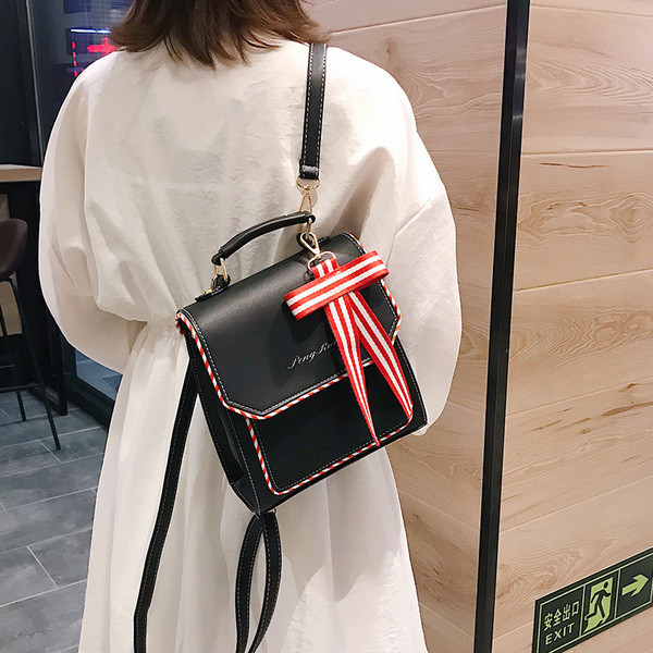 Moderna sieviešu mugursoma ar eko ādas uzrakstiem