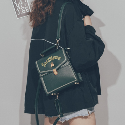 Moderna sieviešu mugursoma ar uzrakstiem