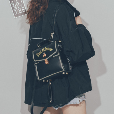 Moderna sieviešu mugursoma ar uzrakstiem