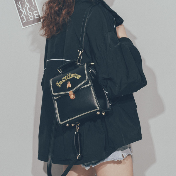 Moderna sieviešu mugursoma ar uzrakstiem