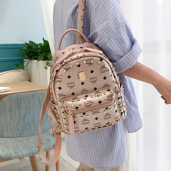 Női napi hátizsák lyukakkal és cipzárral