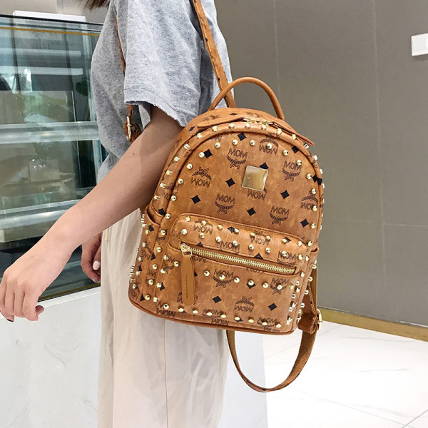 Női napi hátizsák lyukakkal és cipzárral