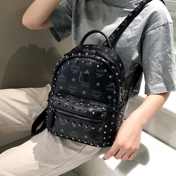 Női napi hátizsák lyukakkal és cipzárral