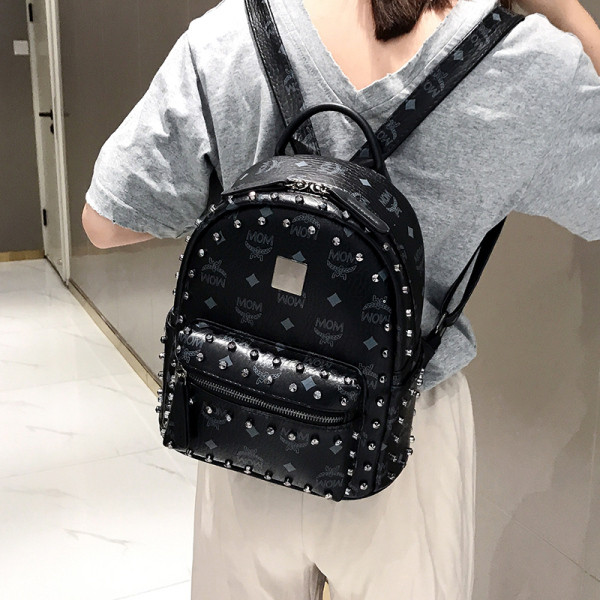 Női napi hátizsák lyukakkal és cipzárral