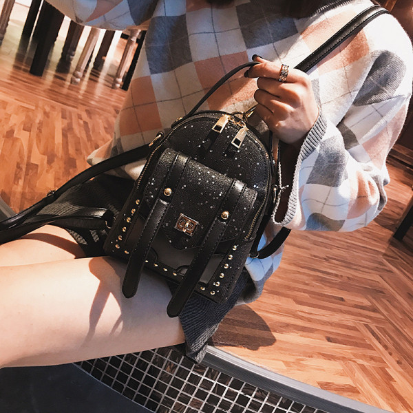 Stilīga sieviešu mugursoma ar rāvējslēdzēju un spīdīgu elementu