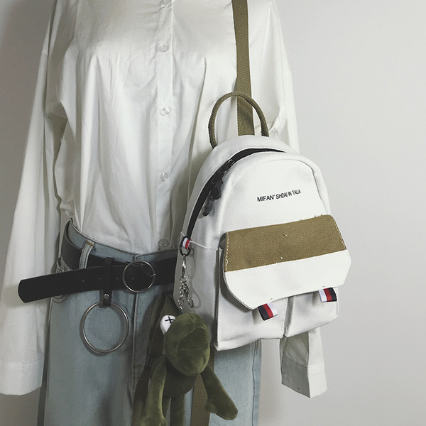 Moodne naiste seljakott kirja ja taskuga