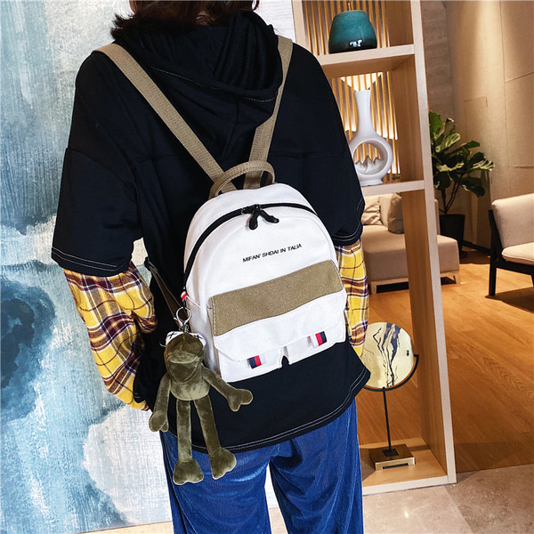 Moodne naiste seljakott kirja ja taskuga