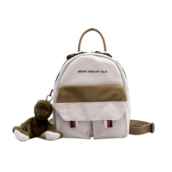 Moodne naiste seljakott kirja ja taskuga