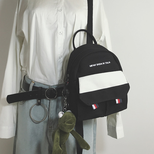 Moodne naiste seljakott kirja ja taskuga