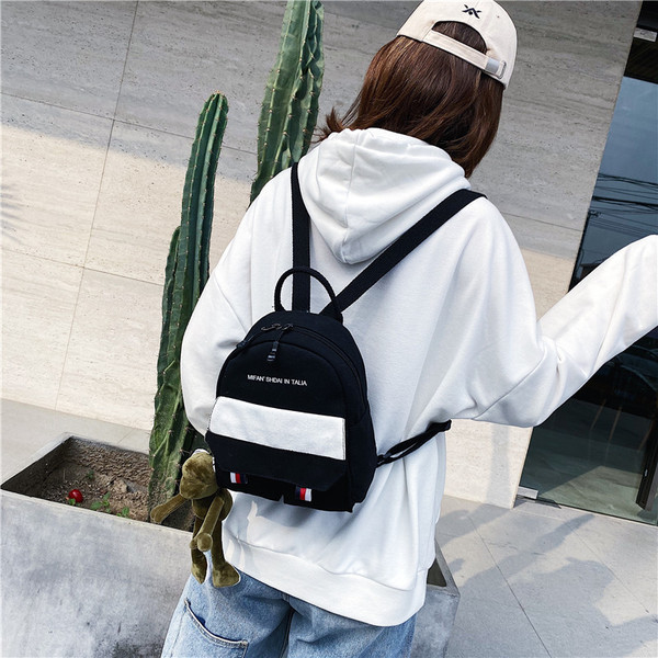 Moodne naiste seljakott kirja ja taskuga