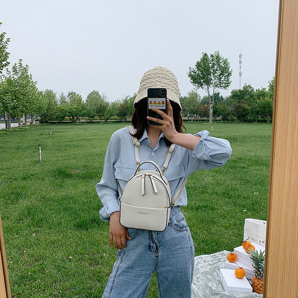 Mūsdienīga sieviešu mugursoma no tīras eko ādas