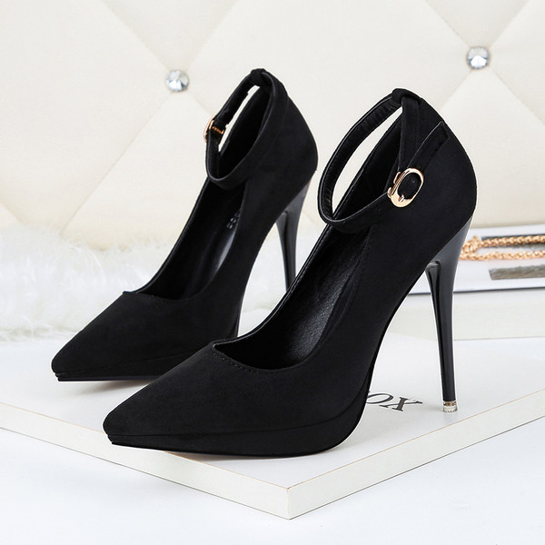 Modernas sieviešu zamšādas kurpes - smails modelis ar potītes siksnu