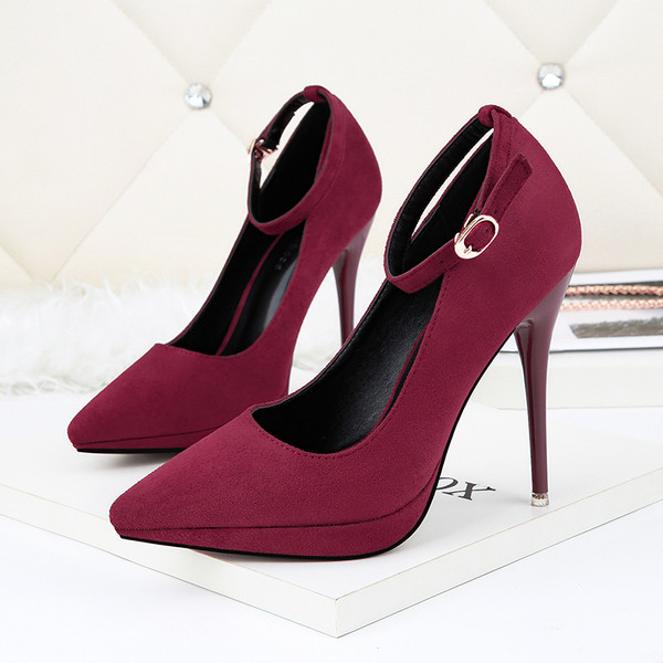 Modernas sieviešu zamšādas kurpes - smails modelis ar potītes siksnu