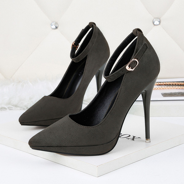 Modernas sieviešu zamšādas kurpes - smails modelis ar potītes siksnu