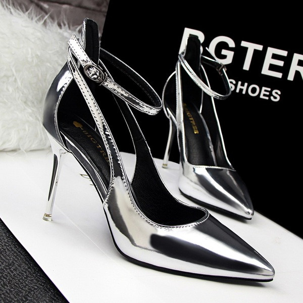 Lakādas sieviešu pusatvērto apavu smails modelis