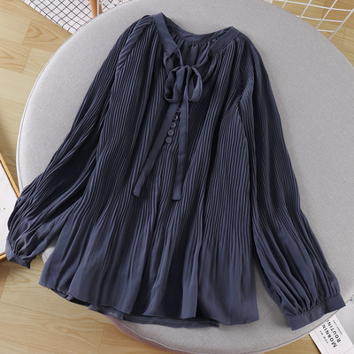 Plisēts sieviešu krekls ar garām piedurknēm un apkakli ar lāpstiņu