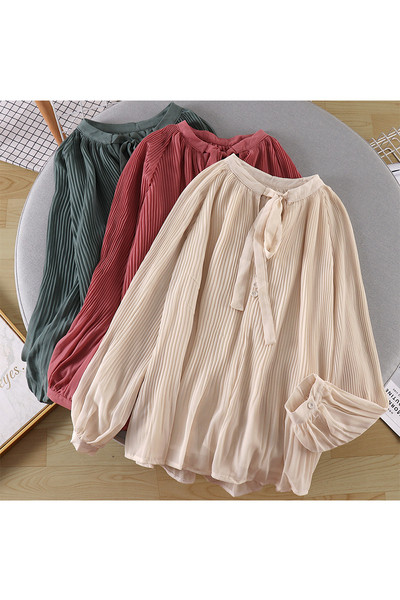 Plisēts sieviešu krekls ar garām piedurknēm un apkakli ar lāpstiņu