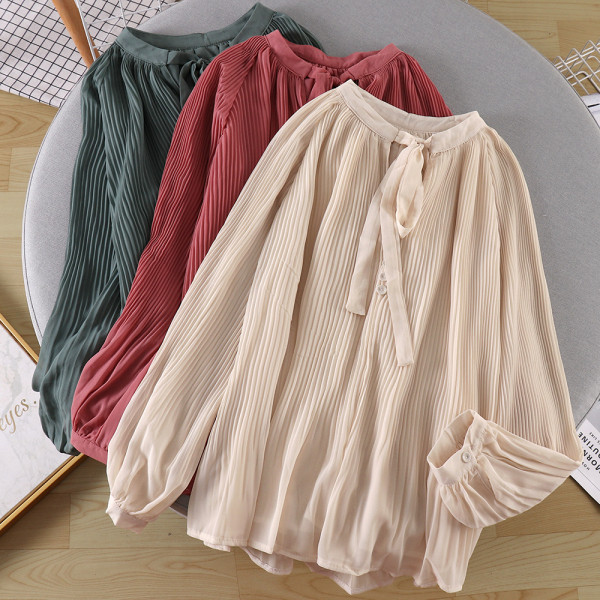 Plisēts sieviešu krekls ar garām piedurknēm un apkakli ar lāpstiņu