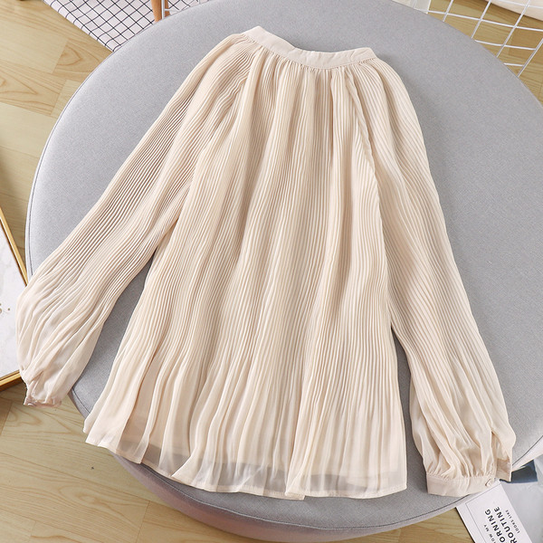 Plisēts sieviešu krekls ar garām piedurknēm un apkakli ar lāpstiņu