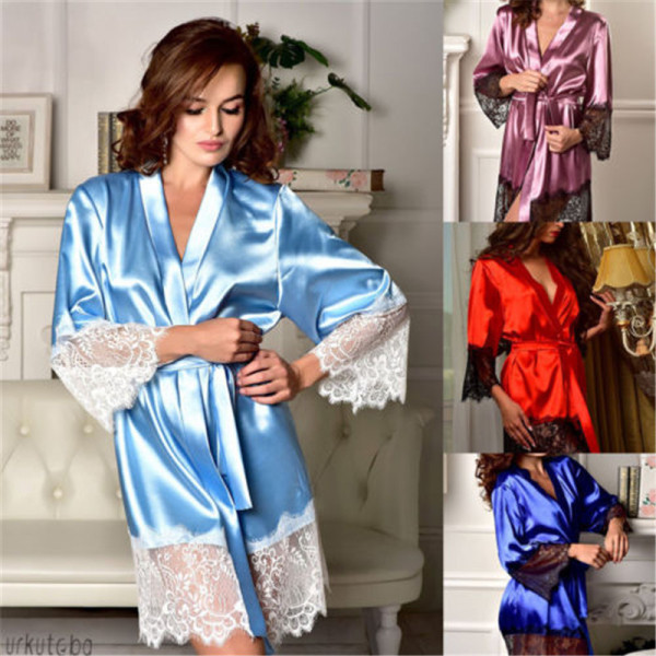 Naiste satiinist hommikumantel pitselementide ja vööga