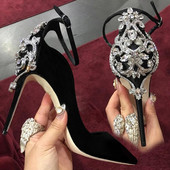 Stílusos női cipő magas vékony sarokkal és elemkövekkel