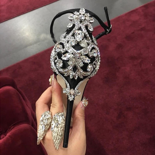 Stílusos női cipő magas vékony sarokkal és elemkövekkel