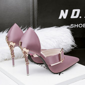 Sieviešu moderni pusatvērtie apavi ar metāla elementu - smails modelis