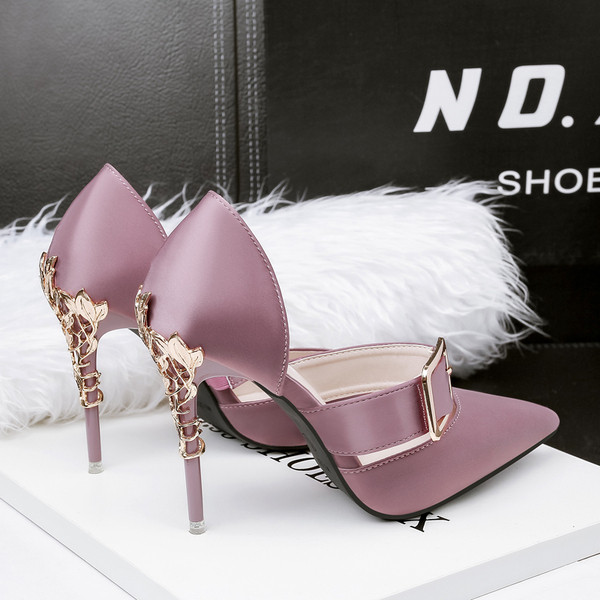 Sieviešu moderni pusatvērtie apavi ar metāla elementu - smails modelis