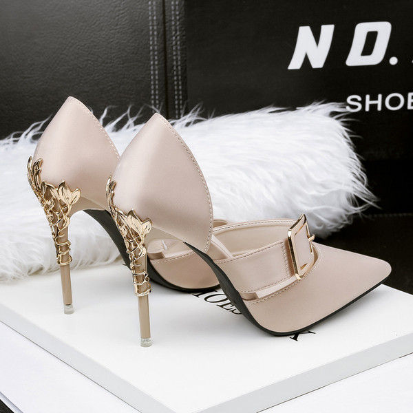 Sieviešu moderni pusatvērtie apavi ar metāla elementu - smails modelis