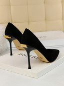 Mūsdienīgi sieviešu apavi no eko zamšādas ar plānu 10 cm papēdi - smails modelis