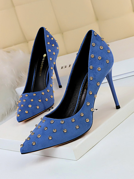 Stílusos női cipő hegyes modell fém szegecsekkel
