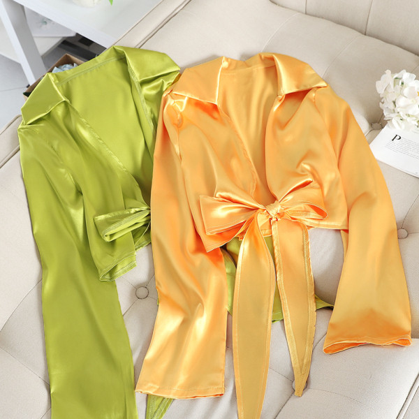 Satīna sieviešu krekls ar dziļu kakla izgriezumu un lentīti